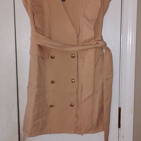 PrettyLittleThing  Nude Sleeveless Gold Button Detail Blazer Dress - Picture 2 of 6